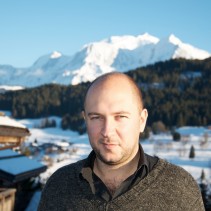 Le pull gris sous un ciel bleu