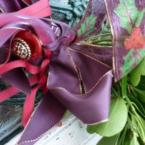 Rubans, boutons et fleurs pour décoration de Noël